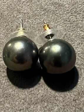 Classic Black Pearl Stud Earrings - Elegant Women’s Jewelry